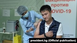 Садыр Жапаровдун уулу коронавируска каршы вакцина алып жатат. 23-июль, 2021.