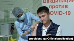 Сын президента Садыра Жапарова Рустам получает вакцину от коронавируса. 23 июля 2021 года.