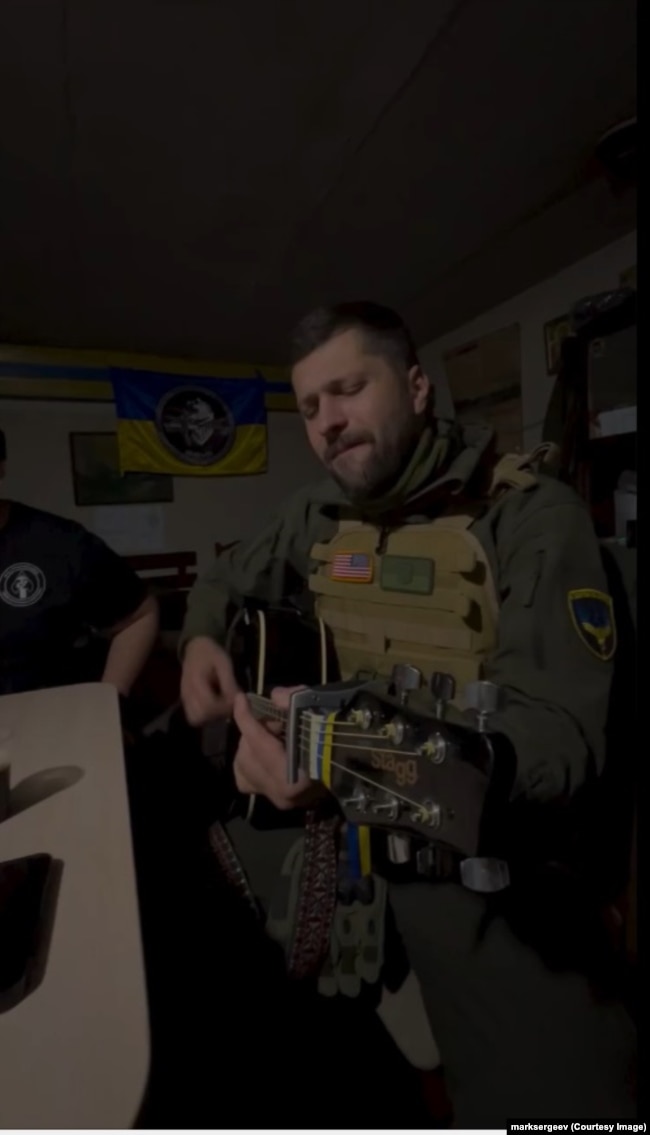 Марк співає для українських захисників