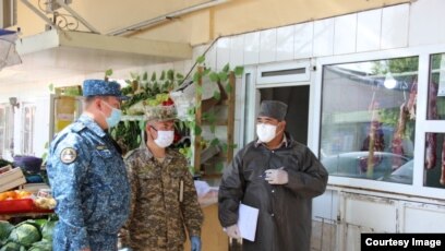 Бір қызбен чех топтық секс Жалаңаш қыз кешкі ас әзірлеп жатыр