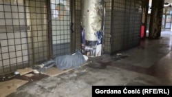 Čovek spava u podzemnom prolazu kod Vukovog spomenika u Beogradu, foto-arhiva: oktobar 2024. godine