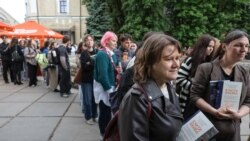 Черги на Книжковий арсенал. Попри щоденні російські повітряні атаки, українці масово відвідують книжковий ярмарок. 28 травня 2026 року 