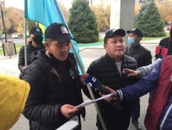 Nekoliko sati prije premijere novog filma “Borat 2”, mala grupa Kazahstanaca okupila se ispred konzulata SAD u Almatiju da protestom izrazi svoj bijes.