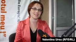 Irina Popov în studioul Europei Libere de la Chișinău 