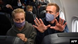 Юлия и Алексей Навальные в самолете перед полетом из Берлина в Москву, 17 января 2021 года