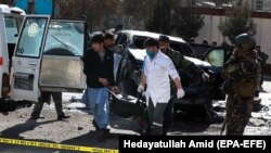 انتقال جسد از محل انفجار بمب در شهر کابل. February 10, 2021