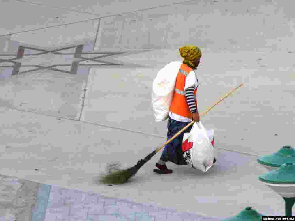 Aşgabadyň köçelerini tämizleýän bir türkmen zenany