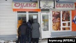 Керчане покупают хлеб в небольшом продуктовом магазине, 19 февраля 2021 года