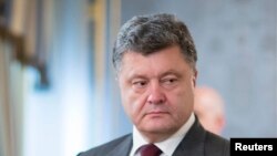 Ukraine - Ukraine's President Petro Poroshenko (L) listens to NATO Secretary General Anders Fogh Rasmussen during their meeting in Kyiv, August 7, 2014