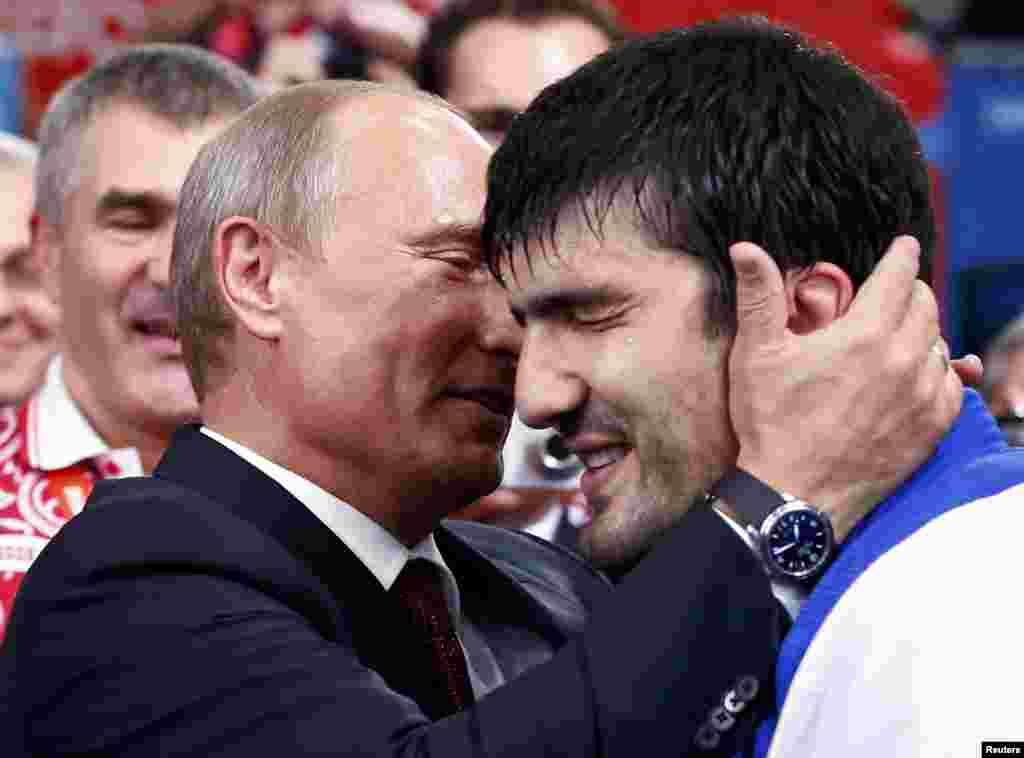 Rusiya prezidenti President Vladimir Putin c&uuml;do&ccedil;u Tagir Khaibulaevi təbrik edərkən