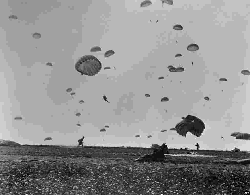 Padobranci savezničkih snaga sleću su na obalu La Manchea nakon što su savezničke snage ušle u Normandijske plaže tokom Dana D (6. jun 1944) &nbsp;