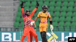 د راولپېنډيز محمد رضوان له لوبڅار یا امپایر څخه د پېښور زلمي د بابر اعظم د سوځېدو پوښتنه کوي - د مارچ ۲۸مې انځور. 