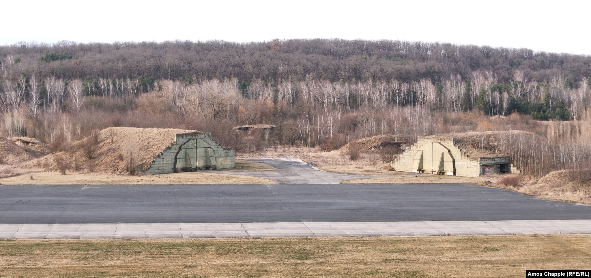 Hangarët në bazës ajrore të epokës sovjetike.