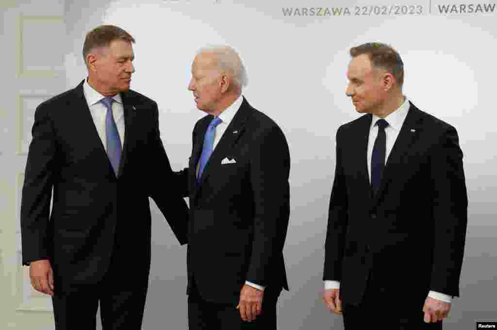 Președintele Klaus Iohannis, alături de președintele SUA, Joe Biden, și de gazda summitului, președintele polonez,&nbsp;Andrzej Duda.