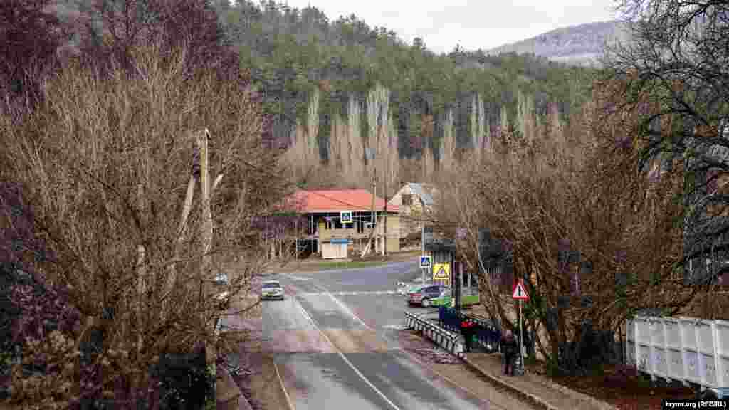 Aromat köyüni Bağçasary-Yalta avtomobiller yolu ekige böle. Yol işareti artında &ndash; Belbek özeninden keçken köpür 