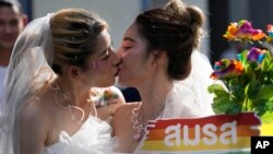 Căsătoriile cuplurilor de același sex au devenit ceva destul de obișnuit în ultimii ani în Thailanda - mai precis ceremoniile, chiar în absența legislației necesare. După votul de miercuri de la Bangkok, vor fi „pe bune”. 