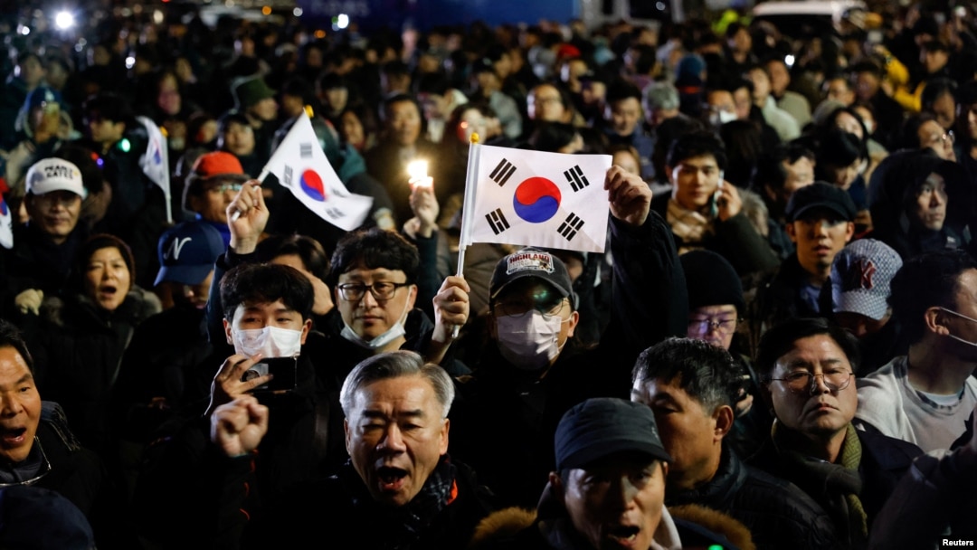 Președintele sud-coreean Yoon Suk Yeol a impus lege marțială, pentru a încerca să scape de opoziție, iar oamenii au ieșit pe străzi într-un timp scurt. Inițiativa lui a fost blocată de parlament, care acum îi cere președintelui să demisioneze.