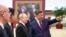 Лідер Китаю Сі Цзіньпін показує очільнику Росії Путіну фотовиставку про китайсько-російські відносини. Пекін,  20 травня 2026 року