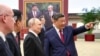 Президент РФ Володимир Путін (ліворуч) і президент Китаю Сі Цзіньпін оглядають фотовиставку, присвячену російсько-китайським відносинам, Пекін, Китай, 20 травня 2026 року