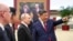 Президент РФ Володимир Путін (ліворуч) і президент Китаю Сі Цзіньпін оглядають фотовиставку, присвячену російсько-китайським відносинам, Пекін, Китай, 20 травня 2026 року