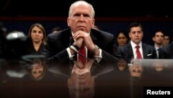 Ish-drejtori i CIA-s, John Brennad duke dëshmuar  para Komitetit të Inteligjencës të Dhomës së Përfaqësuesve 