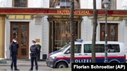 Полицајци пред хотелот Империјал каде што престојува делегација од Иран во Виена, 6 април 2021 година