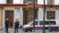 Полицајци пред хотелот Империјал каде што престојува делегација од Иран во Виена, 6 април 2021 година