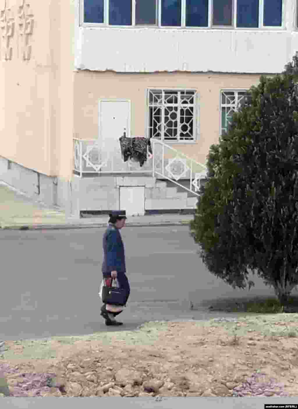 Işden soň dükana sowlup, gerek-ýaragyny alyp gelýän harby işgär. Aşgabat, aprel, 2020.