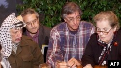 Dennis Ross (center, with Palestinian leader Yasir Arafat and U.S. Secretary of State Madeleine Albright in 1998) has over a decade of experience as an envoy in the region.