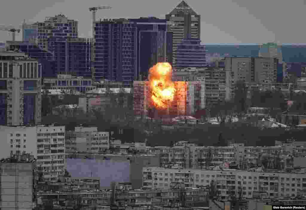 Беспилотник врезался в многоквартирный дом во время ракетного и беспилотного удара России по Украине в Киеве, 27 декабря 2025 года. REUTERS/Gleb Garanich