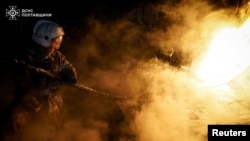 Рятувальники гасять пожежу, що виникла внаслідок російського удару по Полтавщині, лютий 2026 року