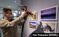 Фотограф-пейзажист Олег Беляловтың шығармашылығына арналған көрмеде. Алматы, 15 қаңтар 2021 жыл.