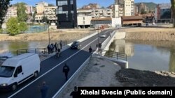 Vozila prelaze novoizgrađeni most preko reke Ibar u Mitrovici, 26. avgust 2025.