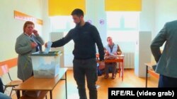 A voter casts his ballot in North Mitrovica on May 19.