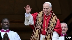 Папата Лав XIV на главниот балкон на базиликата „Свети Петар“ на плоштадот „Свети Петар“, Ватикан, 25 декември 2025 година