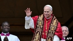 Papa Lav XIV na glavnom balkonu bazilike Svetog Petra nakon što je izrekao poruku "Urbi et Orbi" na Trgu Svetog Petra u Vatikanu, 25. decembar 2025.