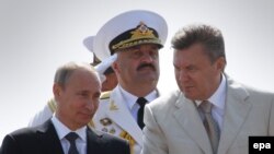 Слева направо: президент России В.Путин, командующий ВМС Украины, адмирал Юрий Ильин,  президент Украины В.Янукович во время празднования Дня Военно-морского флота России в Севастополе, 28 июля 2013