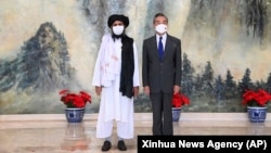 Bashkëthemeluesi i talibanëve, Mullah Abdul Ghani Baradar dhe ministri i Jashtëm kinez, Wang Yi gjatë takimit në Tianjin të Kinës më 28 korrik 2021. 