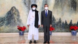 Bashkëthemeluesi i talibanëve, Mullah Abdul Ghani Baradar dhe ministri i Jashtëm kinez, Wang Yi gjatë takimit në Tianjin të Kinës më 28 korrik 2021.