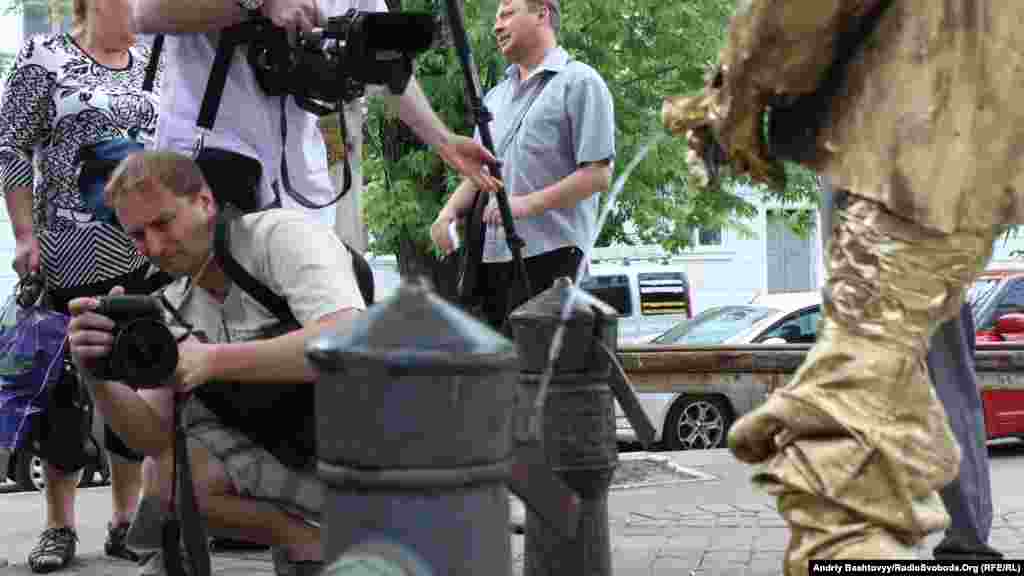 Скульптуру радянського вождя зробили зі спущеними штанами. Її виготовили з ганчір&rsquo;я і пап&rsquo;є-маше та вкрили фарбою золотого кольору.