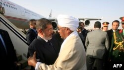 Суданскі прэзыдэнт Амар Башыр сустракаецца з эгіпэцкім прэзыдэнтам Мухамадам Мурсі