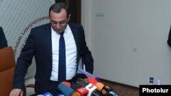 Armenia - Economy Minister Artsvik Minasian arrives at a news conference in Yerevan, 23Sep2016.