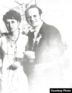 „Cu soțul meu la nuntă, rupți de oboseală după pregătirile făcute”, își amintește Lucica Albinescu despre fotografie.