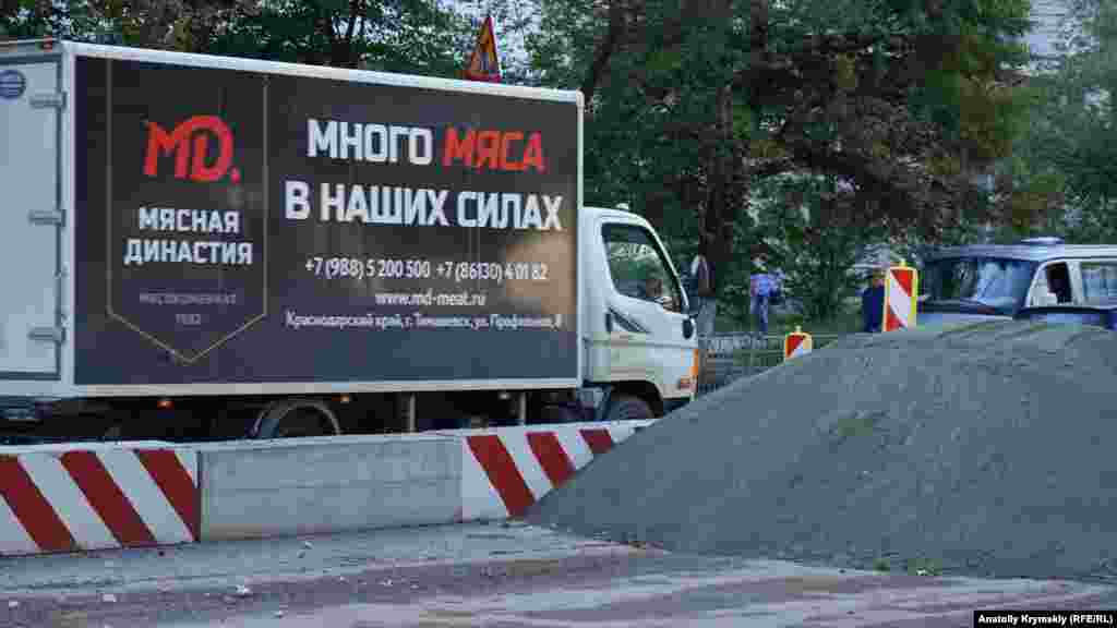 З цієї ж причини, а також через повне закриття для руху автотранспорту вулиці Об&#39;їзної, де асфальтове покриття вже зняли, на Севастопольській в години пік другий тиждень утворюються масштабні пробки