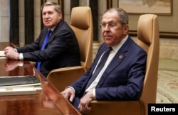 Lavrov dhe Ushakov gjatë takimit në Riad.