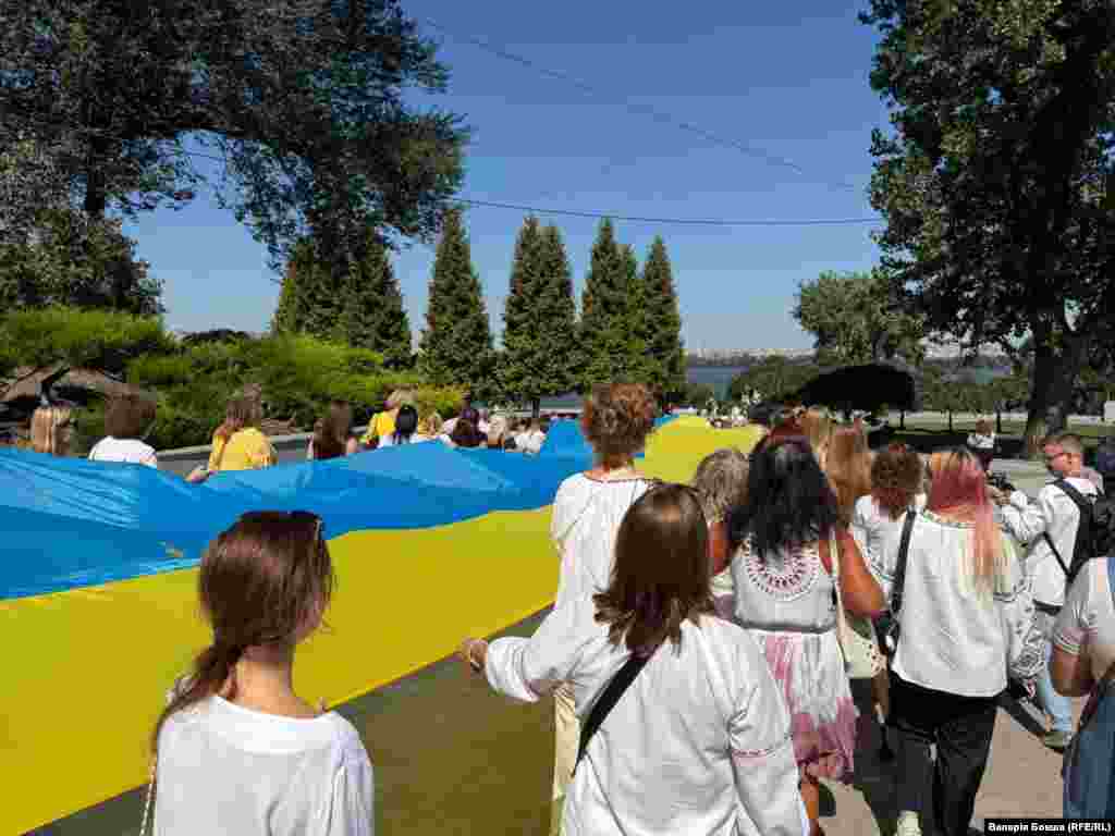 До акції також долучилися молодята Сніжана і Віталій, які якраз у цей день, День Незалежності України, символічно вирішили об'єднати свої долі