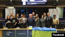 «Крила для Європи» – на конференції Європейського парламенту, присвяченій ролі громадянського суспільства в обороні України та Європи. Поряд з волонтерами Єврокомісар ЄС з питань оборони Андрюс Кубілюс (посередині) та депутати Європарламенту, 20 листопада 2025, Брюссель