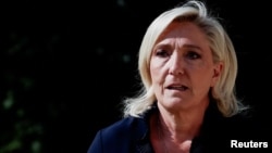 Le Pen a respins acuzațiile care îi sunt aduse, iar partidul său le-a calificat drept „persecuții” și „abuz politic” din partea justiției.