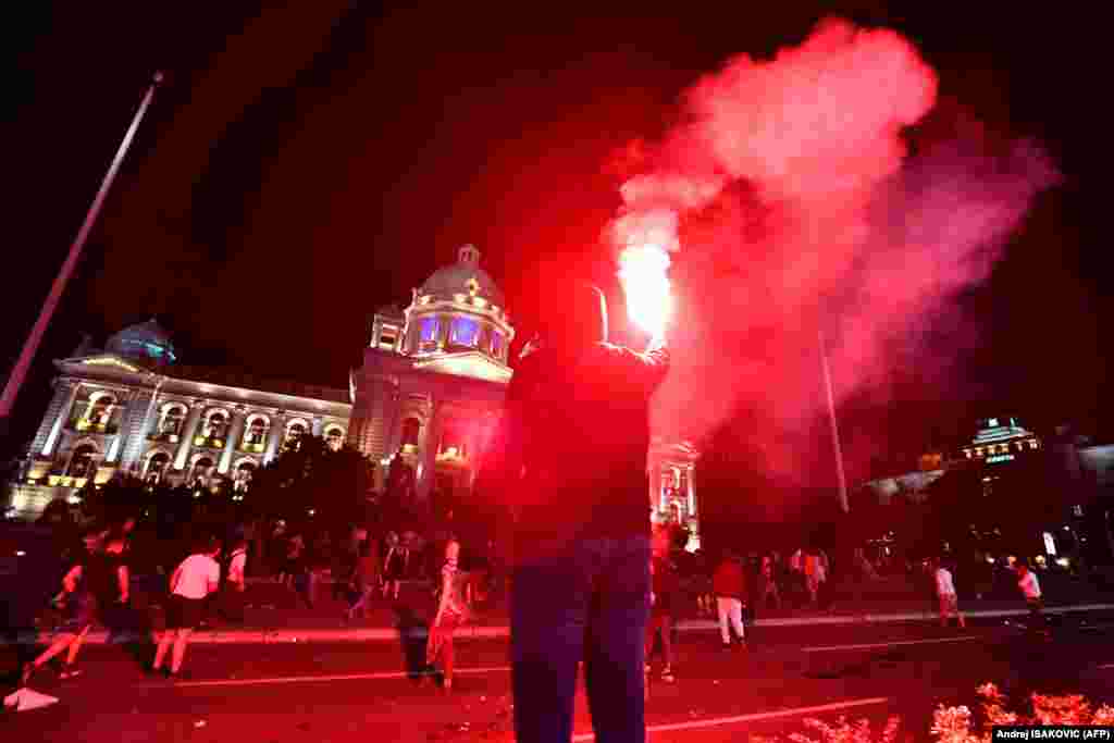 Протести перетекли у масові сутички та заворушення, запалення фаєрів, бійки з поліцією, а також вимоги відставки президента Сербії Александара Вучича