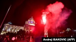 Заворушення та масові протести через посилення карантину в Сербії (фоторепортаж)